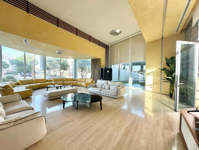 VVIP Spacious six bedrooms villa with pool in salwa